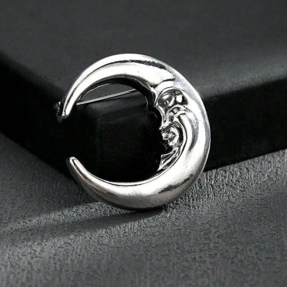 Gothic Vintage inspired Moon Brooch Silver Tone engraved face detailing - Picture 3 of 3
